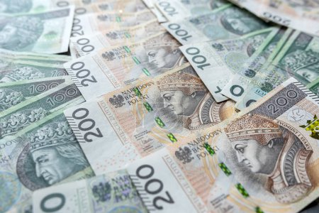 Muchos billetes polacos 100, 200 como fondo financiero. Aumento de la inflación en Polonia