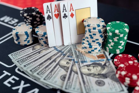 Casino-Token Chips, Spielkarte und Dollar auf dem Tisch. Glücksspielsucht Poker, Chance zu gewinnen