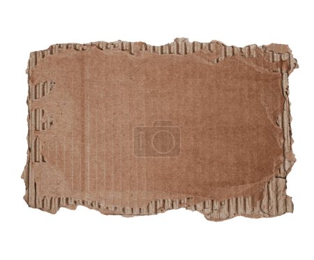 Partie de la boîte en carton avec des bords rugueux déchirés isolés sur fond blanc. Texture carton kraft avec espace de copie.