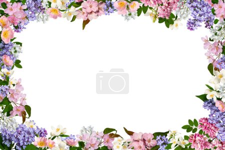 Zarter blumiger Rahmen. Hagebuttenblüten, Jasmin, Apfelzweige, weißer Flieder, rosa Akazie, fliederfarbene Blüten und grüne Blätter. Perfekt für Sommer- oder Frühjahrskarten, Hochzeitseinladungen.