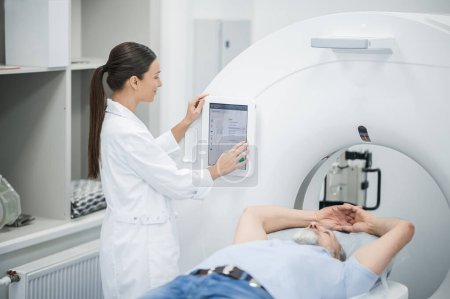 Foto de Diagnóstico médico. Paciente sometido a la investigación por resonancia magnética en el centro médico - Imagen libre de derechos