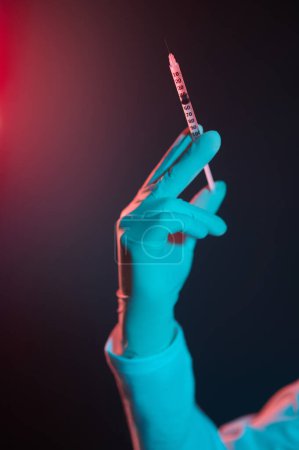 Téléchargez les photos : Vaccination. Médecin tenant une seringue en main et se préparant pour l'injection - en image libre de droit