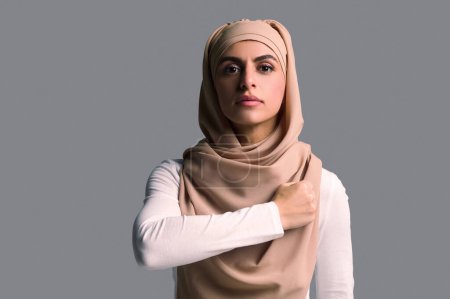 Téléchargez les photos : Confiance. Femme musulmane dans le hijab l'air déterminé et confiant - en image libre de droit