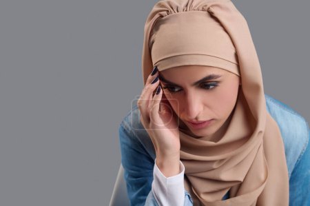 Foto de Mujer estresada. Joven musulmana sintiéndose estresada y molesta - Imagen libre de derechos