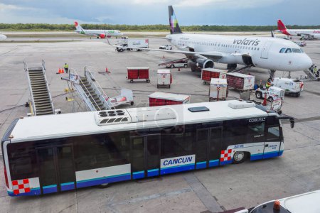 Téléchargez les photos : Queretaro, Queretaro, 20 08 23, Autocar de ligne Cancun stationné devant un avion - en image libre de droit