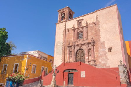 Foto de Guanajuato, Guanajuato, México, 06 11 22, Templo de San Roque en el centro de la ciudad durante el día con la cruz en frente - Imagen libre de derechos