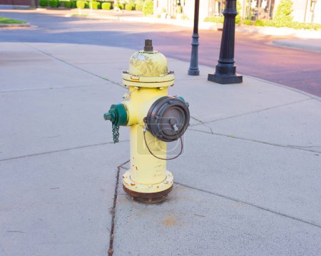 Bouche d'incendie jaune au milieu de la rue, équipe d'incendie, sécurité de la ville