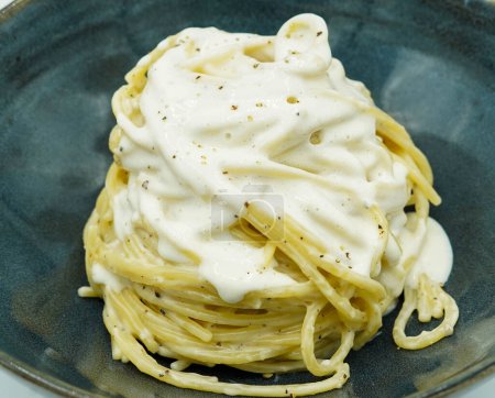 Téléchargez les photos : Spaghettis à la sauce au fromage à l'italienne dans un restaurant - en image libre de droit