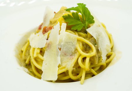 Téléchargez les photos : Spaghetti with parmesan cheese sauce Italian style in a restaurant - en image libre de droit