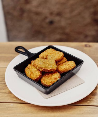 Téléchargez les photos : A portion of chicken nuggets ideal for snacking before eating - en image libre de droit