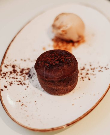 Preparation of a chocolate coulant with vanilla ice cream