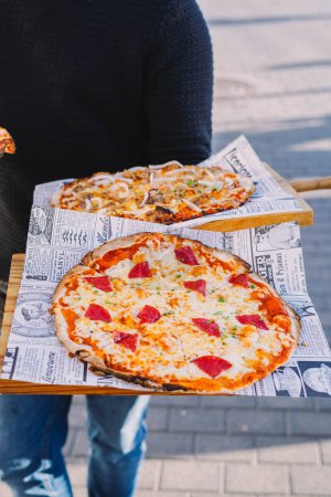 Echte italienische Pizza aus Neapel, hergestellt mit Sauerteig und frischen natürlichen Zutaten im Steinofen
