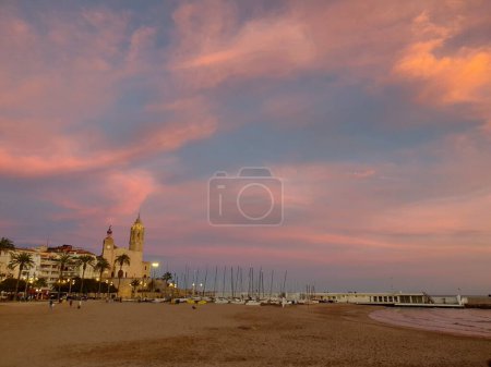Téléchargez les photos : Belle ville de Sitges au coucher du soleil, vue sur le coucher du soleil à Sitges, Espagne - en image libre de droit