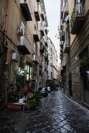Téléchargez les photos : Rue étroite humide sombre de Naples, jour de pluie - en image libre de droit