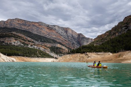 Téléchargez les photos : Congost de Mont Rebei, gorge de montagne avec rivière azur et canoë, kayak en Aragon, Catalogne, Espagne - en image libre de droit