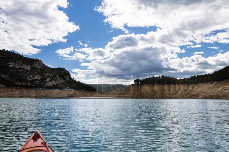 Téléchargez les photos : Congost de Mont Rebei, gorge de montagne avec rivière azur et canoë, kayak en Aragon, Catalogne, Espagne - en image libre de droit