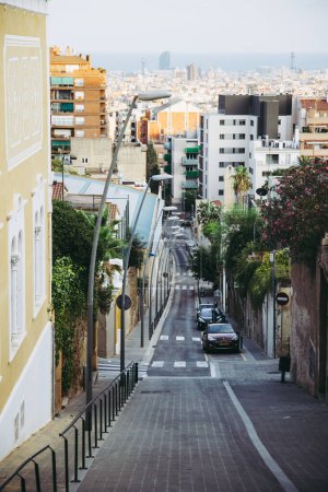 Téléchargez les photos : Barcelone rue dans le quartier de Gracia près du parc Guell, rue hachée, route avec vue sur la mer - en image libre de droit