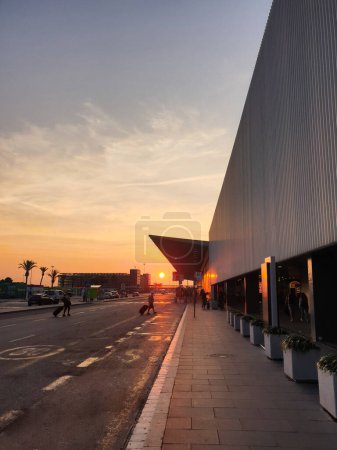 Téléchargez les photos : Aéroport de Barcelone au lever du soleil, voyage d'été - en image libre de droit