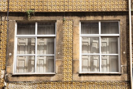 Téléchargez les photos : Maisons portugaises traditionnelles avec azulejo, fragment de décoration de maison portugaise typique, Porto - en image libre de droit