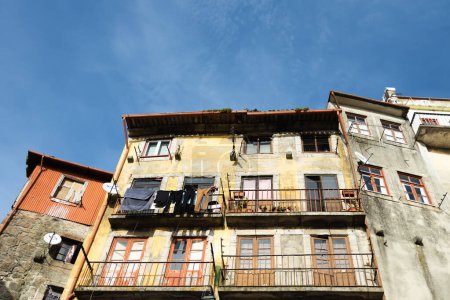 Casas tradicionales portugal con azulejo, típico fragmento de decoración de casas portuguesas, Oporto