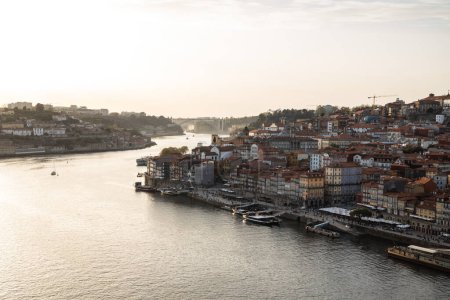 Téléchargez les photos : Vue panoramique de Porto avec rivière Duoro par temps nuageux, paysage urbain de Porto - en image libre de droit
