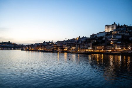 Téléchargez les photos : Vue panoramique de Porto avec rivière Duoro le soir, Nuit Porto paysage urbain - en image libre de droit