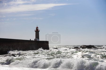 Felgueiras Leuchtturm in Porto an der Atlantikküste mit riesigen Wellen an einem sonnigen Tag, plätschernde Wellen bei 'Farol de Felgueiras