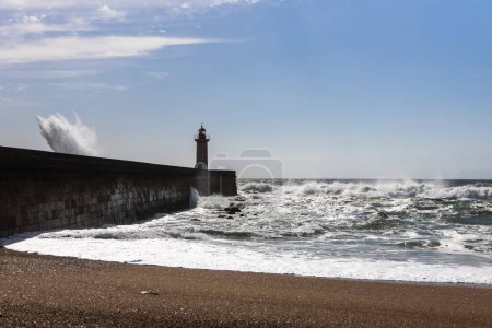 Foto de Faro de Felgueiras en Oporto en la costa atlántica con enormes olas en un día soleado, salpicando olas en Farol de Felgueiras - Imagen libre de derechos