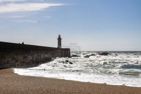 Foto de Faro de Felgueiras en Oporto en la costa atlántica con enormes olas en un día soleado, salpicando olas en Farol de Felgueiras - Imagen libre de derechos