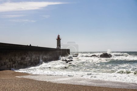 Felgueiras Leuchtturm in Porto an der Atlantikküste mit riesigen Wellen an einem sonnigen Tag, plätschernde Wellen bei 'Farol de Felgueiras