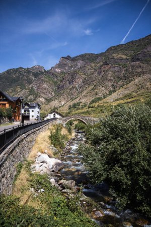 Téléchargez les photos : Pont médiéval en pierre sur la rivière dans le village d'Espot dans les Pyrénées, été - en image libre de droit