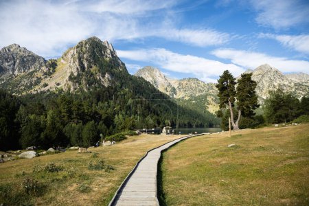 Téléchargez les photos : Lac Sant Maurici dans le parc national des Aigestortes y Estany de Sant Maurici, beau paysage dans les Pyrénées, Espagne - en image libre de droit