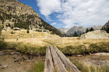 Wunderschöne Landschaft des Naturparks Aigestortes y Estany de Sant Maurici, Pyrenäen-Tal mit Fluss und See