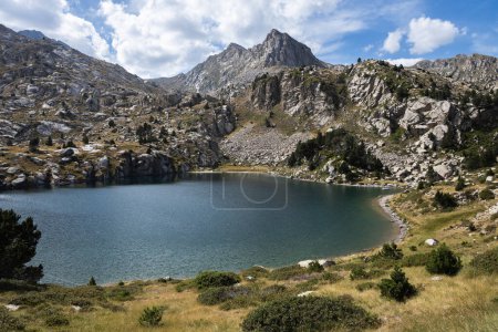 Wunderschöne Landschaft des Naturparks Aigestortes y Estany de Sant Maurici, Pyrenäen-Tal mit Fluss und See
