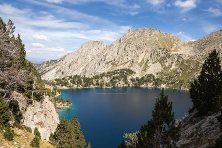 Schöne Landschaft des Schwarzen Sees (Estany negre) im Naturpark Aigestortes y Estany de Sant Maurici, Pyrenäen-Tal mit Fluss und See