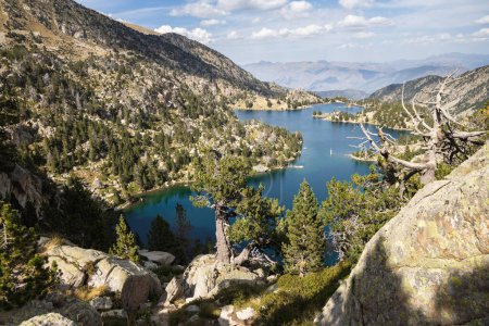 Schöne Landschaft des Schwarzen Sees (Estany negre) im Naturpark Aigestortes y Estany de Sant Maurici, Pyrenäen-Tal mit Fluss und See