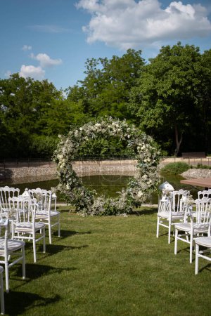 Round flower arch. Circle wedding ceremony arch. Trend