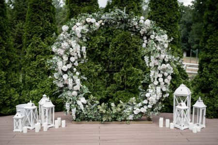 Téléchargez les photos : Arc floral rond. Cercle cérémonie de mariage arche. Évolution - en image libre de droit