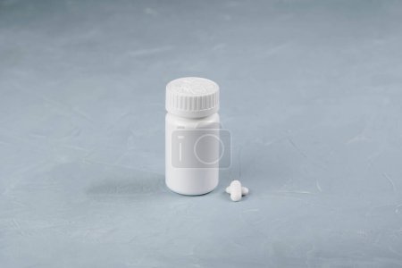 Téléchargez les photos : Open bottle of prescription PrEP Pills for Pre-Exposure Prophylaxis to help protect people from HIV. HIV treatment. - en image libre de droit