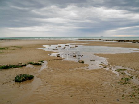 Paysage avec ciel dramatique. La côte maritime entre Audresselles et Ambleteuse. Eaux de la Manche - La Manche. France.