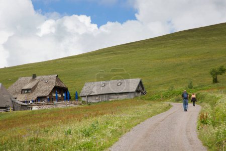 Téléchargez les photos : Village dans de belles montagnes en Europe - en image libre de droit