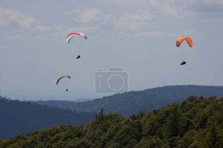 Foto de Paragliders flying over beautiful mountains - Imagen libre de derechos