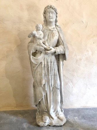 Téléchargez les photos : Ancienne statue chrétienne de mère avec enfant - en image libre de droit