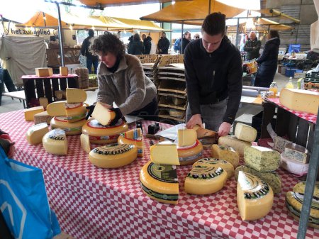 Téléchargez les photos : Pays-Bas - 19 février 2022 : Vente de fromage à la ferme ou foire - en image libre de droit