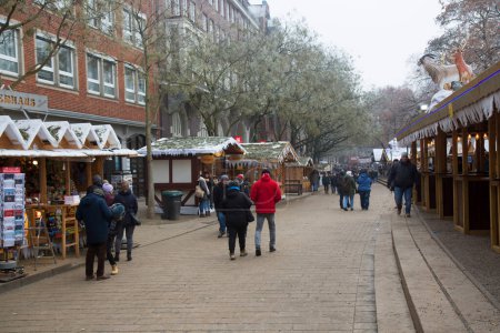 Téléchargez les photos : Amsterdam, Pays-Bas - 17 décembre 2022 : Foire de Noël traditionnelle à Amsterdam - en image libre de droit
