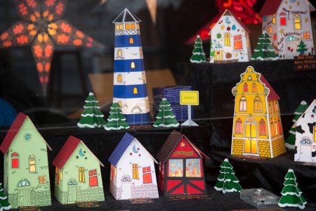 Téléchargez les photos : Amsterdam, Pays-Bas - 17 décembre 2022 : Jouets maison sur la foire de Noël traditionnelle à Amsterdam - en image libre de droit