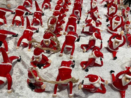 Téléchargez les photos : Amsterdam, Pays-Bas - 17 décembre 2022 : Les chiffres du Père Noël sur la foire de Noël traditionnelle à Amsterdam - en image libre de droit