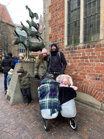 Téléchargez les photos : Amsterdam, Pays-Bas - 17 décembre 2022 : Statue des animaux musiciens de Brême sur la foire traditionnelle de Noël à Amsterdam - en image libre de droit