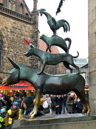 Foto de Ámsterdam, Países Bajos - 17 de diciembre de 2022: Estatua de los animales músicos de Bremen en la tradicional feria de Navidad de Ámsterdam - Imagen libre de derechos