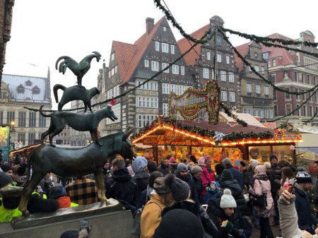 Foto de Ámsterdam, Países Bajos - 17 de diciembre de 2022: Estatua de los animales músicos de Bremen en la tradicional feria de Navidad de Ámsterdam - Imagen libre de derechos